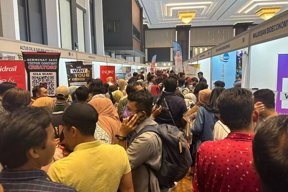 Pengunjung yang hadir pada Selangor Job Fair 2023 pada Sabtu.