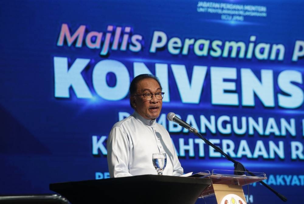 Anwar hadir merasmikan majlis menutup Konvensyen Pembangunan dan Kesejahteraan Rakyat: 'Pembangunan Madani, Rakyat Disantuni' di Dewan Perdana, UiTM Cawangan Kedah di Merbok, Kedah pada Sabtu.