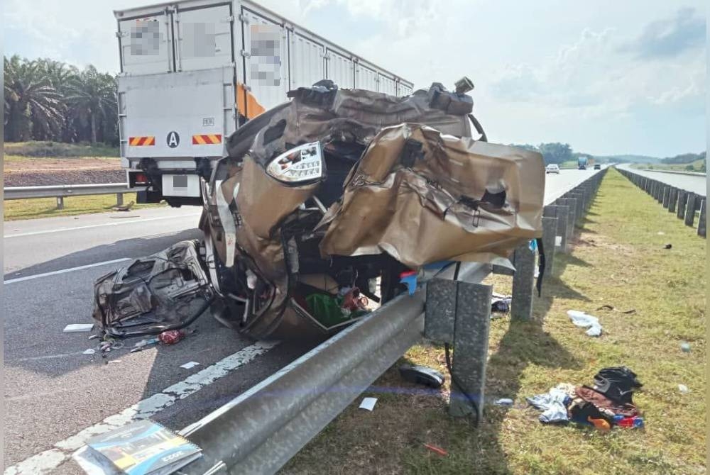 Sepasang suami isteri maut, manakala dua anak mereka cedera parah selepas kereta dinaiki terbabas dan terbalik di KM267.2 Lebuhraya Pantai Timur 2 pada Sabtu. - Foto pengguna media sosial