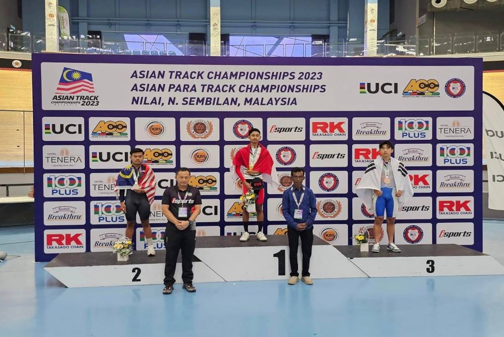 Hafiq memenangi pingat perak acara perlumbaan mata ACC 2023 di Velodrom Nasional, Nilai pada Sabtu. - Foto FB Persekutuan Kebangsaan Berbasikal Malaysia/I-Sports Wear