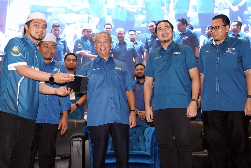 Muhyiddin (tengah) semasa merasmikan Majlis Pelancaran Jentera Pemuda Perikatan Nasional.