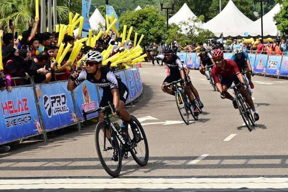 Afi Danial mengungguli peringkat pertama LTdIPT 2023 dari Kolej Komuniti Segamat ke UTeM sejauh 96.4km pada Sabtu. - Foto Facebook Sukan IPT