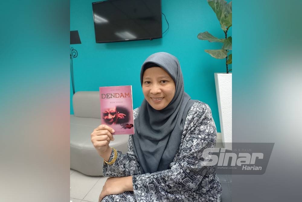 Mazuen bersama salah sebuah novel di bawah projek Siri Gerbang Puaka bertajuk Dendam yang sangat dekat dengan pelajar kerana banyak lokasi diceritakan oleh penulis adalah di sekitar kawasan sekolah.