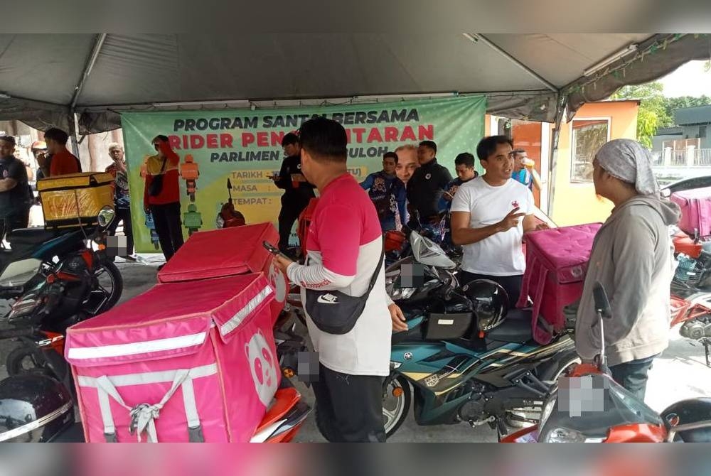 Rider p-hailing bersiap sedia menunggu giliran masing-masing.