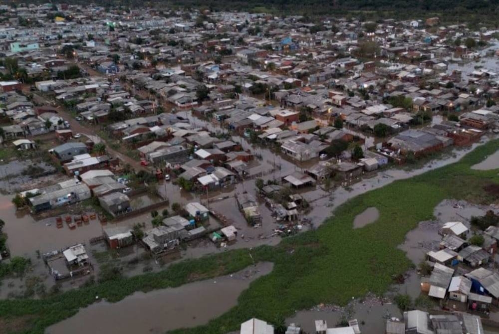 Kawasan perumahan yang dilanda banjir akibat hujan lebat susulan siklon tropikal di Sao Leopoldo. - Foto Reuters