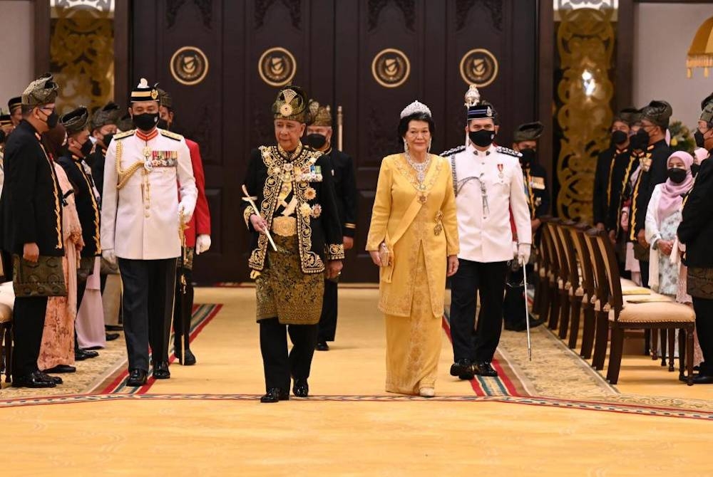 Sultan Sallehuddin together with the Sultanah of Kedah, Sultanah Maliha Tengku Ariff departed for the Congratulation Ceremony and Award of Degrees and Stars in conjunction with the 81st Birthday of the Sultan of Kedah at Balairung Seri, Istana Anak Bukit, on Sunday.
