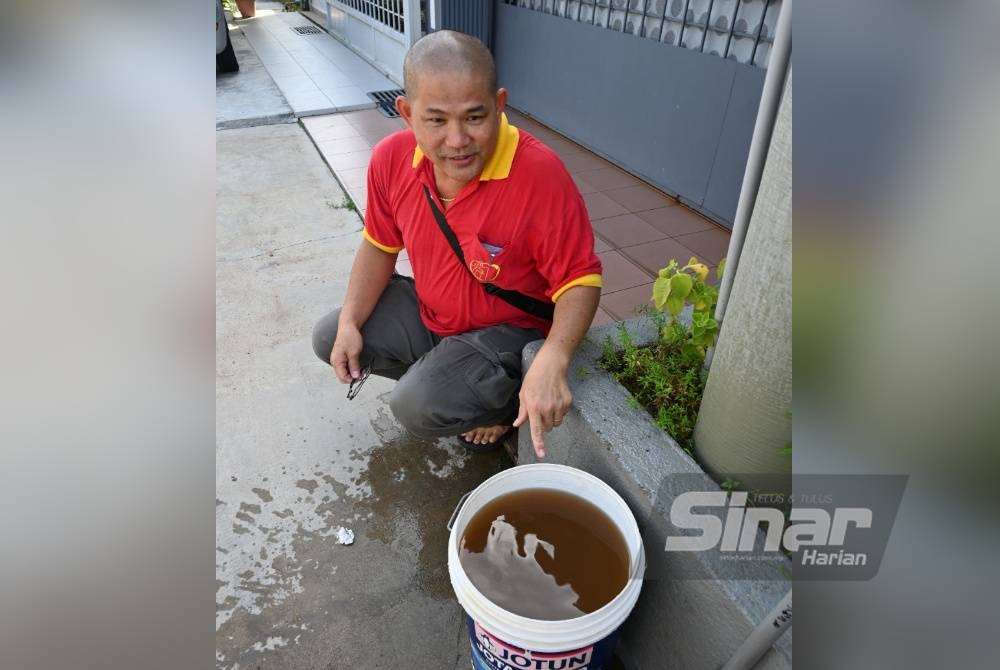 Lee Gee menunjukkan warna air bertukar keruh sejak sebulan lalu sehingga mengganggu tugasan harian penduduk di Taman Seri Duyong Dua, Melaka.