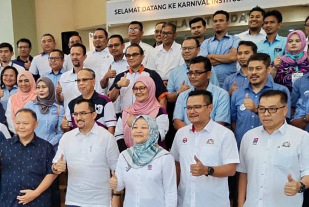 Asyraf Wajdi (depan dua dari kiri) pada program Walkabout ke Karnival Institusi Pendidikan Mara Negeri Johor di Plaza Larkin, Johor Bahru pada Ahad.