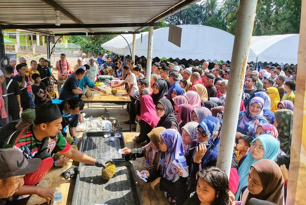 Orang ramai yang membanjiri pekarangan masjid sempena program Jom Makan Durian pada Sabtu.