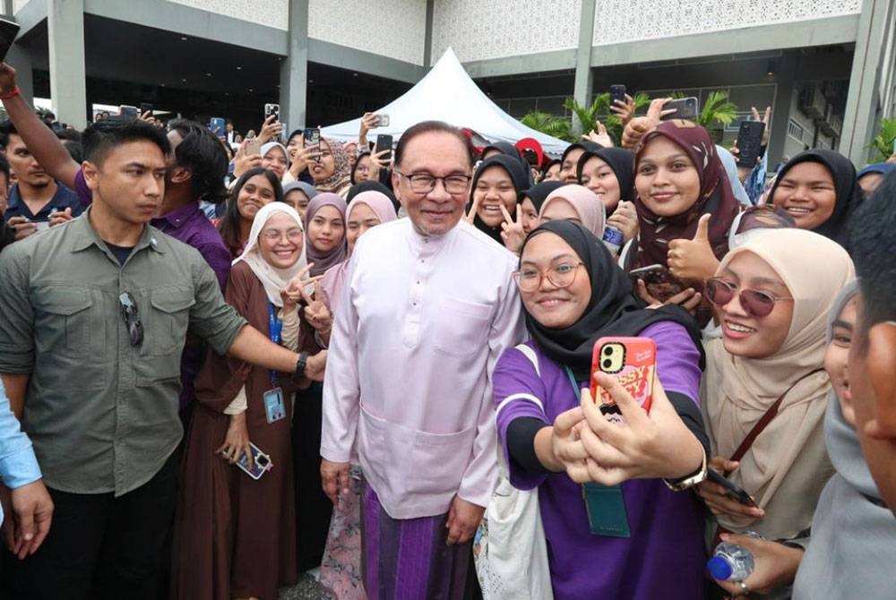 Anwar (tengah) berswafo bersama para penuntut pada Program Temu Anwar di Bachok.