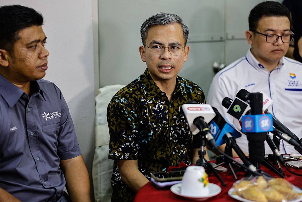 Fahmi bercakap pada sidang media Kempen Peningkatan Kesedaran Keselamatan Siber, Ekonomi Digital dan Perhubungan 2023 di Perumahan Pantai Permai hari ini. Foto Bernama