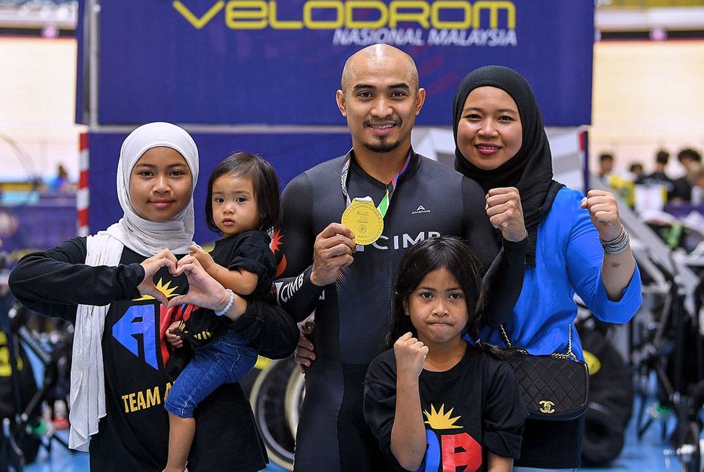 Azizulhasni bergambar isteri dan anak-anaknya selepas meraih pingat emas acara keirin ACC 2023 di Velodrom Nasional, Nilai petang tadi. - Foto Bernama