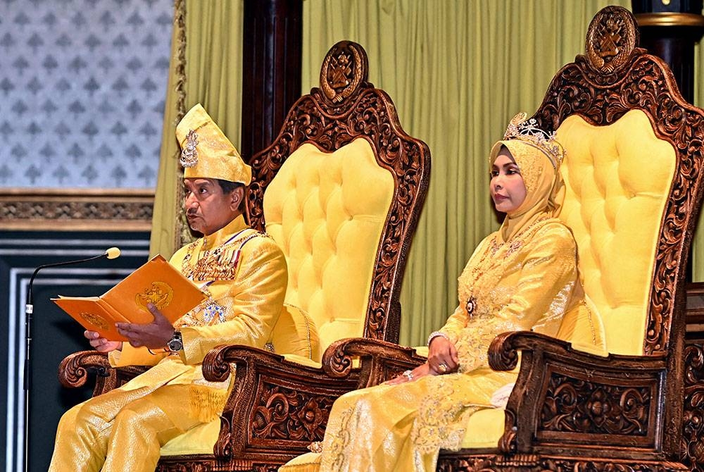 Sultan Mizan (kiri) berkenan bertitah pada Istiadat Pengurniaan Gelaran dan Bintang-Bintang Darjah Kebesaran Negeri Terengganu Darul Iman sempena Sambutan Ulang Tahun Ke-61 Hari Keputeraan Sultan Terengganu di Istana Syarqiyyah hari ini. - Foto Bernama