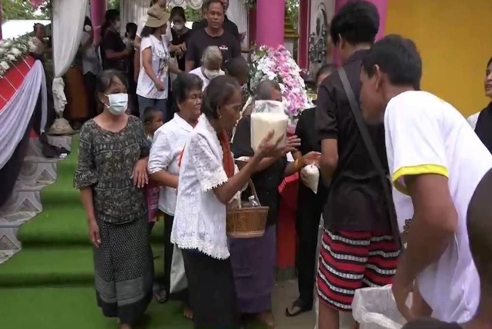 Tetamu majlis pengebumian diberikan beras. - Agensi