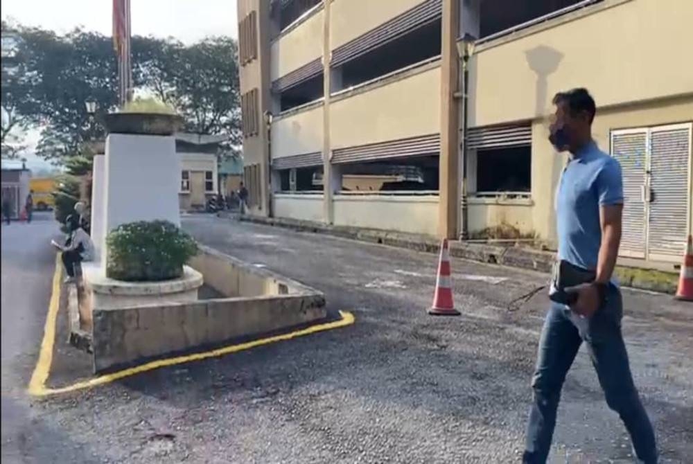 Bekas pemain bola sepak kebangsaan tiba di Mahkamah Majistret Petaling Jaya pada jam 8.15 pagi Isnin, bagi menghadapi pertuduhan menyebabkan kecederaan kepada teman wanitanya di sebuah hotel, baru-baru ini.