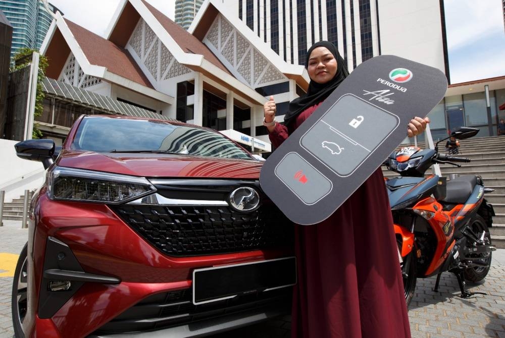 Farisha merupakan pemenang tempat pertama dalam Kempen Jom Auto Labur (Auto Labur) kali kelima dan berjaya membawa pulang sebuah Perodua Alza 1.5 AV.