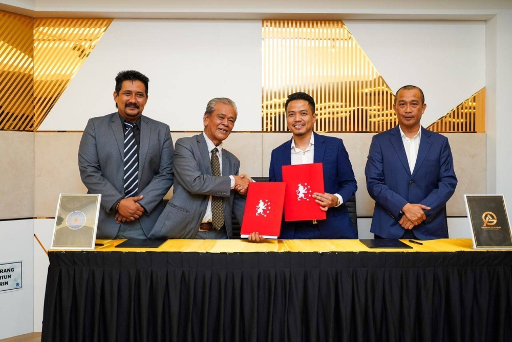 Mohd Norizwan Ali (dua dari kanan) dan Daud (dua dari kiri) hadir pada majlis menandatangani MoU penubuhan pusat akreditasi di antara Gabema Academy dan KLIEC, di Kuala Lumpur baru-baru ini.