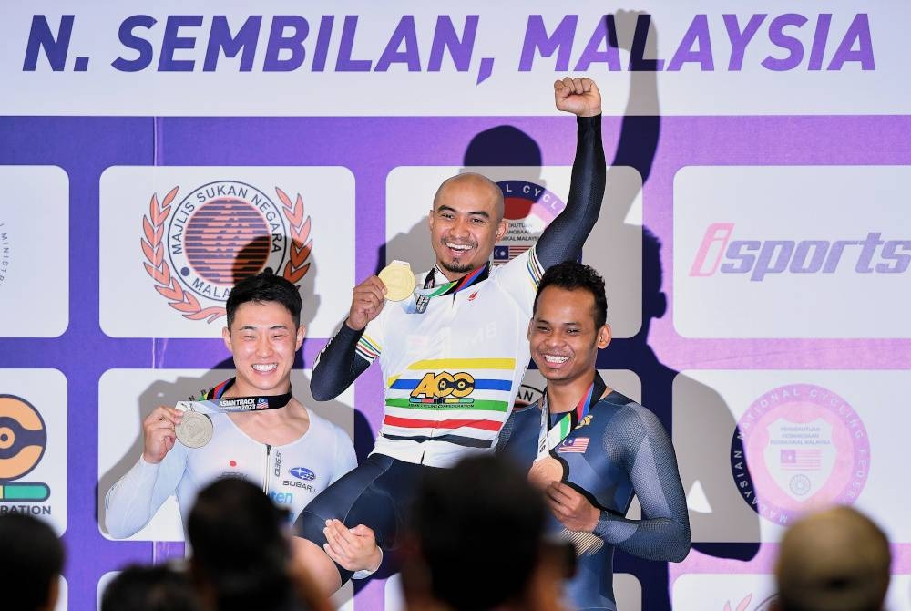 Azizulhasni (tengah) bersama pemenang pingat perak dari Jepun, Shinji Nakano (kiri) dan rakan seperjuangannya, Muhammad Shah Firdaus Sahrom yang meraih gangsa acara keirin ACC 2023 di Velodrom Nasional, Nilai pada Ahad. - Foto Bernama