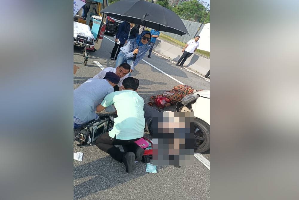 Onn Hafiz memberi bantuan kepada penunggang kemalangan selepas motosikalnya melanggar sebuah kereta Jalan Danga Bay, Johor Bahru pada Isnin.