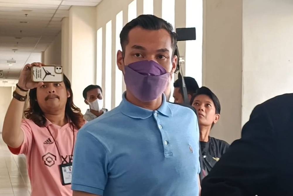 Mohd Rizal memakai baju T berkolar biru, hadir di Mahkamah Majistret Petaling Jaya pada Isnin, bagi menghadapi pertuduhan kes merosakkan telefon dan memukul kekasihnya, di sebuah bilik hotel, dua minggu lalu.