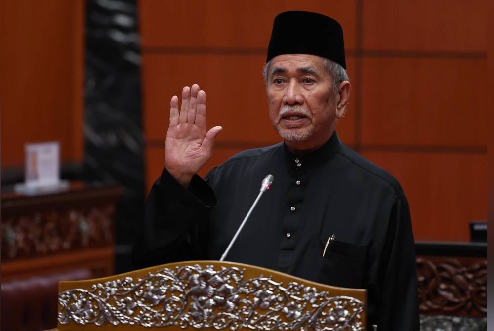 Bekas Menteri di Jabatan Perdana Menteri (Parlimen dan Undang-Undang) Tan Sri Dr Wan Junaidi Tuanku Jaafar mengangkat sumpah jawatan sebagai Ahli Dewan Negara di Bangunan Parlimen. - Foto Bernama