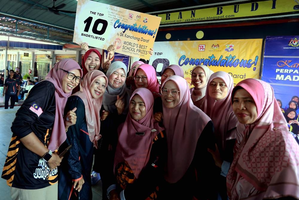 Fadhlina (tiga dari kiri) bergambar bersama sebahagian guru-guru ketika hadir menyampaikan plak penghargaan selepas Sekolah Kebangsaan Kanchong Darat dipilih sebagai 'Top 10 World's Best School Prizes' pada Karnival Perpaduan Madani 2023, pada Isnin. - Foto Bernama