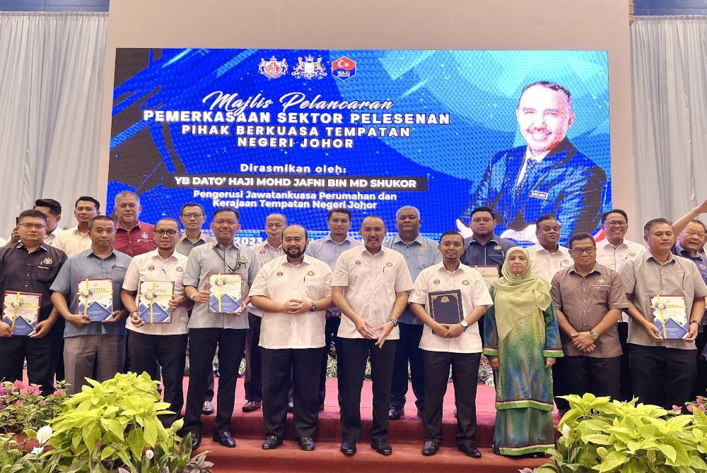 Mohd Jafni (depan, tengah) bergambar bersama dengan wakil pihak berkuasa tempatan (PBT) negeri Johor selepas Majlis Pelancaran Pemerkasaan Sektor Pelesenan PBT Negeri Johor di Dewan Tunku Ibrahim Ismail Kluang, pada Isnin. - Foto Bernama