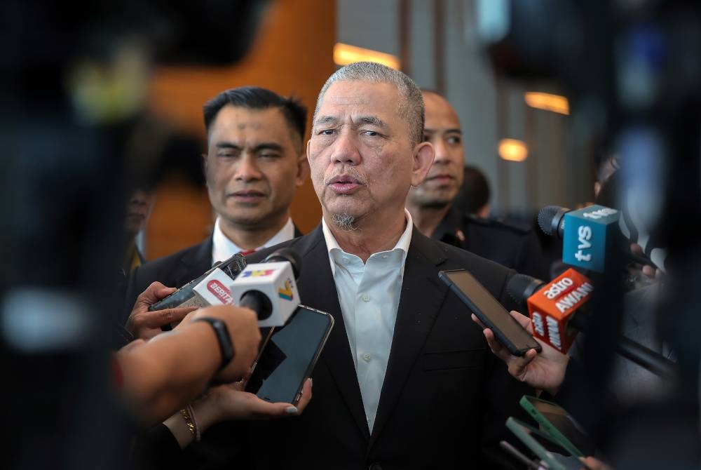 Fadillah (tengah) yang juga Menteri Perladangan dan Komoditi ditemui media selepas merasmikan Sesi Penerangan dan Dialog Guna Tenaga Agrikomoditi 2023, pada Isnin. - Foto Bernama