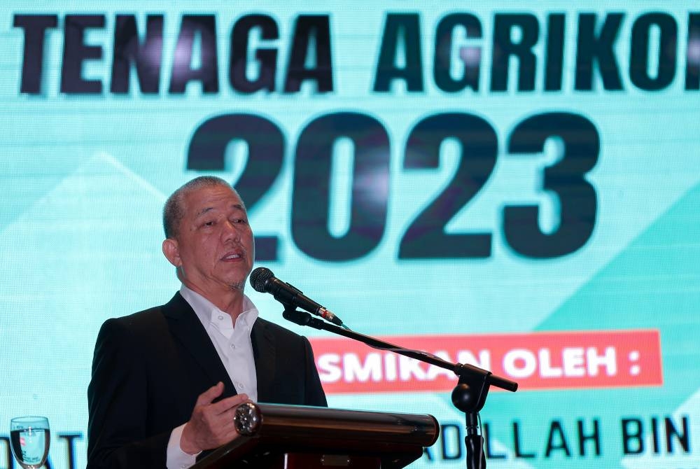 Fadillah yang juga Menteri Perladangan dan Komoditi berucap merasmikan Sesi Penerangan dan Dialog Guna Tenaga Agrikomoditi 2023, pada Isnin. - Foto Bernama