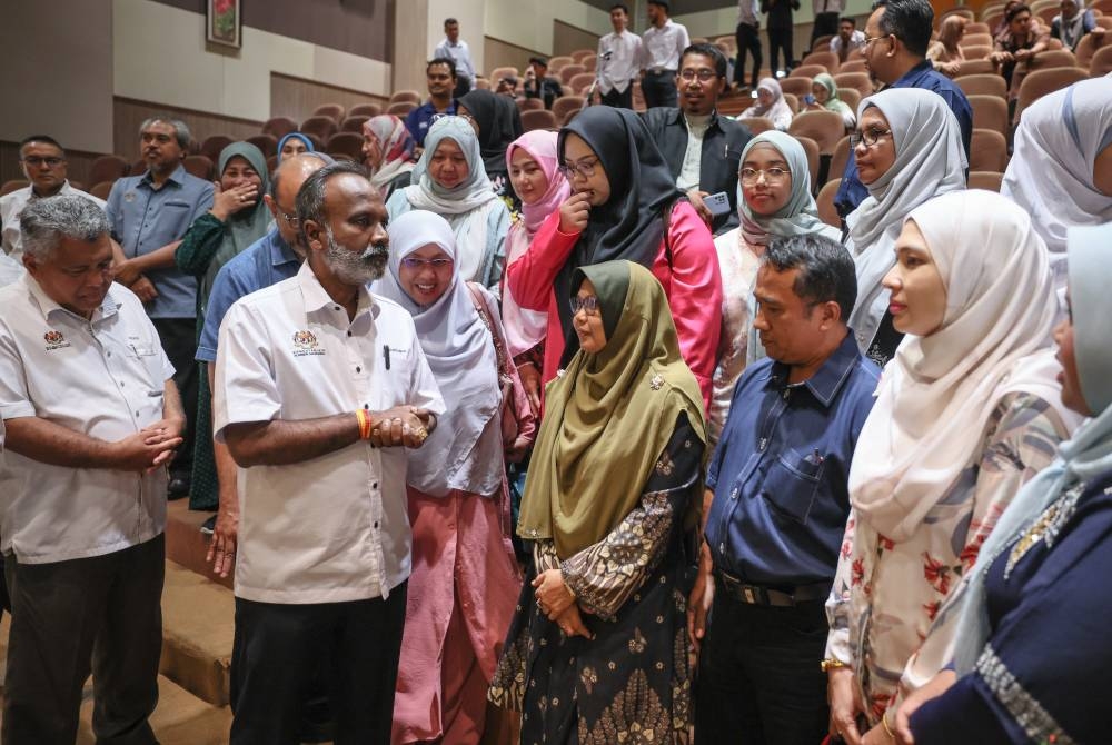 Sivakumar berbual bersama peserta yang hadir sempena Hari Bertemu Pelanggan Peringkat Zon Pantai Timur dan Majlis Dialog Bersama Menteri dengan pihak Industri, di ILP Kuala Terengganu di Gong Badak, Kuala Nerus.