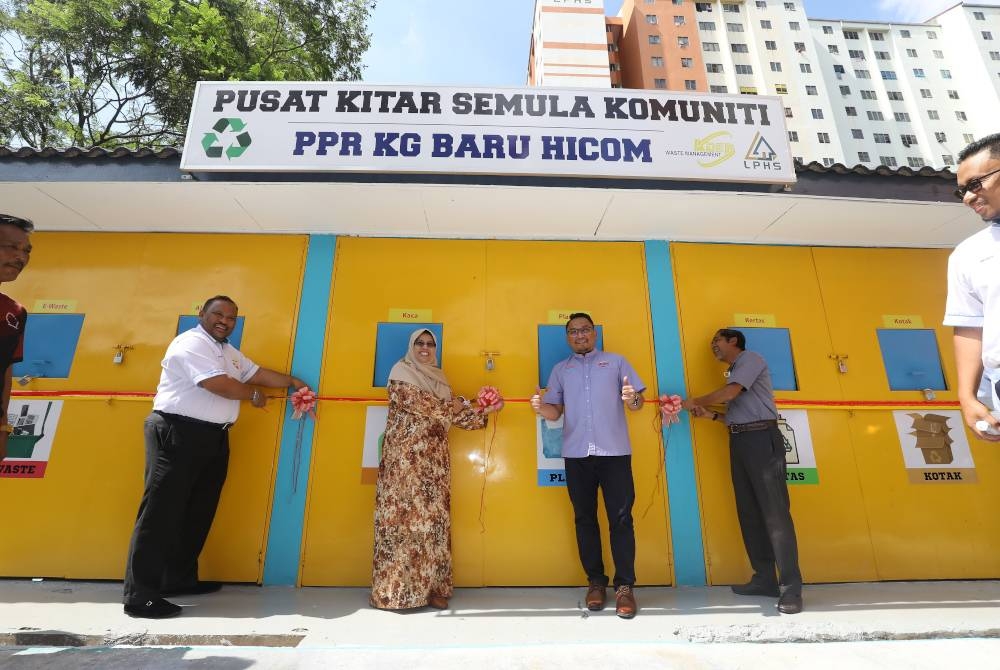 Ramli (kiri) dan Rodziah (dua dari kiri) merasmikan Pusat Kitar Semula PPR Kampung Baru Hicom pada Isnin.