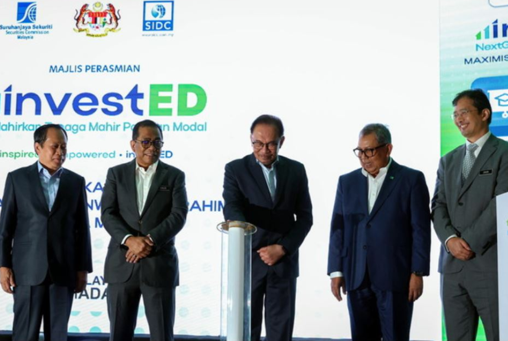 Anwar menyempurnakan majlis pelancaran Program Graduan Pasaran Modal (CMGP) di Suruhanjaya Sekuriti Malaysia pada Isnin. - Foto Bernama