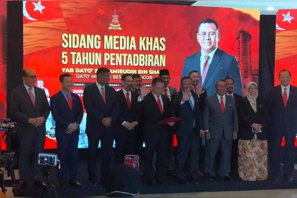 Amirudin (lima kanan) pada Majlis Sidang Media Khas Lima Tahun Pentadbiran Kerajaan Negeri Selangor, pada Isnin.