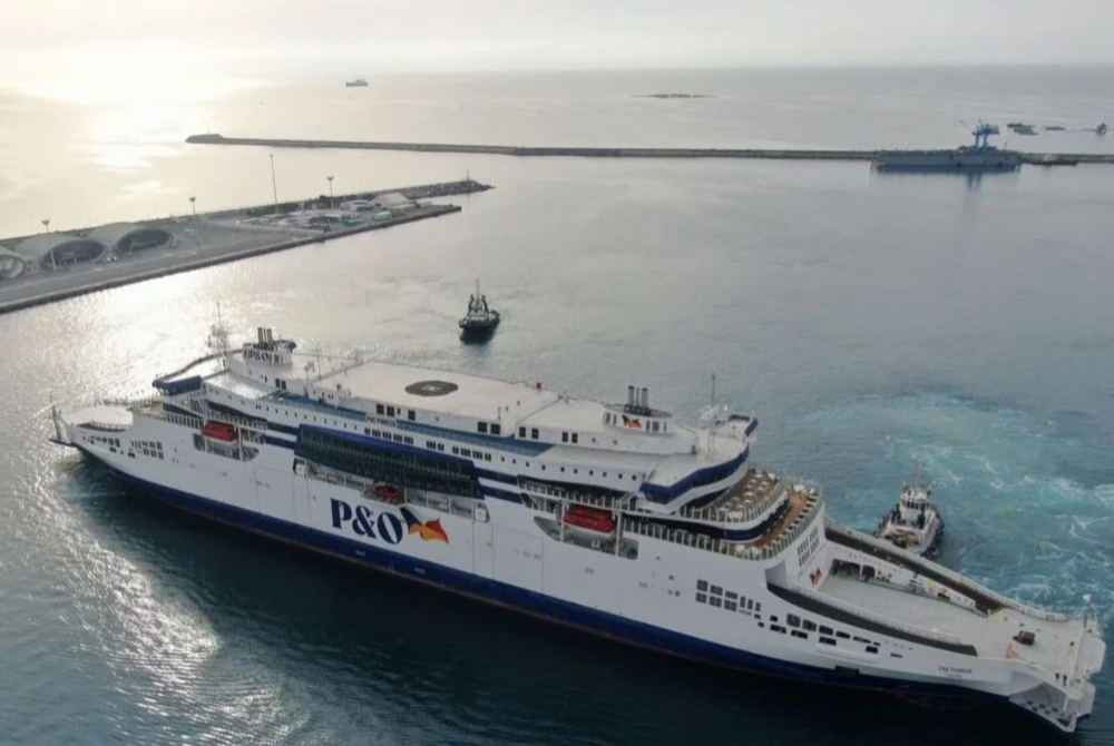 Feri Pioneer P&O beroperasi dengan penjana diesel dan kuasa bateri elektrik bersamaan 2.3 juta bateri saiz AA, dibina sejak 2019 pada kos kira-kira AS$142.4 juta. - Foto P&O Ferries 