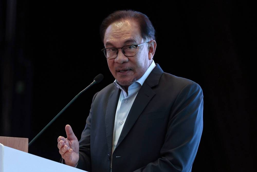 Anwar menyampaikan ucapan pada majlis pelancaran Program Graduan Pasaran Modal (CMGP) di Suruhanjaya Sekuriti Malaysia pada Isnin. - Foto Bernama