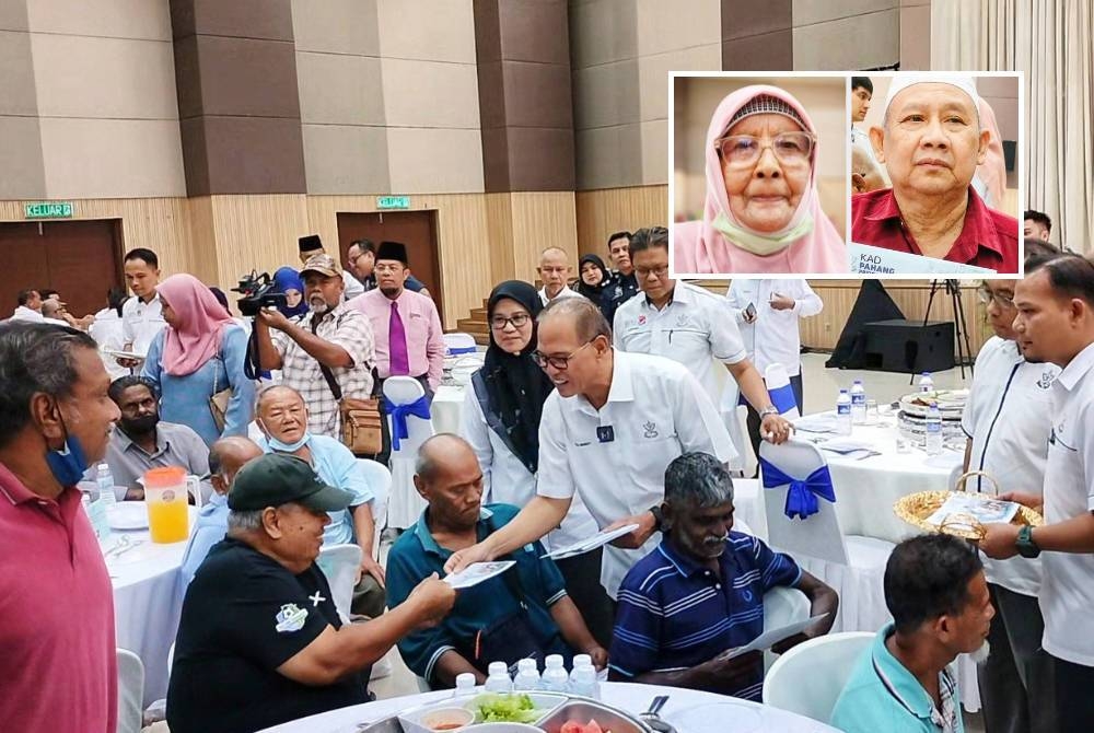 Wan Rosdy (tengah) ketika menyerahkan kad tersebut kepada penerima yang layak di Dewan Tun Razak, Temerloh pada Isnin. (Gambar kecil: Siti Meriam, Mohd Nazri)