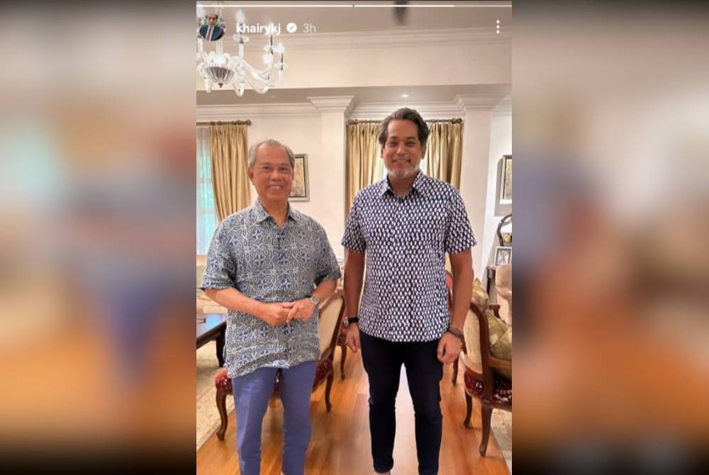 Khairy memuat naik gambarnya bersama Muhyiddin menerusi hantaran dimuat naik di InstaStory.