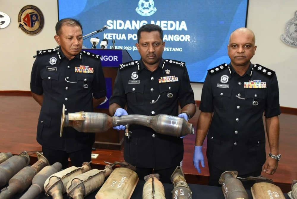 Hussein (tengah) menunjukkan Catalytic Converter yang berjaya dirampas daripada dua suspek setelah ditangkap di sekitar Lembah Klang pada Ahad. Foto SINAR HARIAN/ MOHD RAFIQ REDZUAN HAMZAH