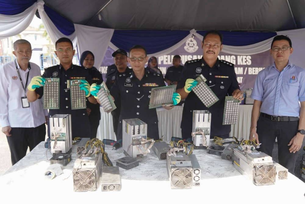 Ahmad Ridhwan (tengah) menunjukkan barang kes bitcoin yang dilupuskan di IPD Kuala Langat pada Isnin. Foto: Rosli Talib