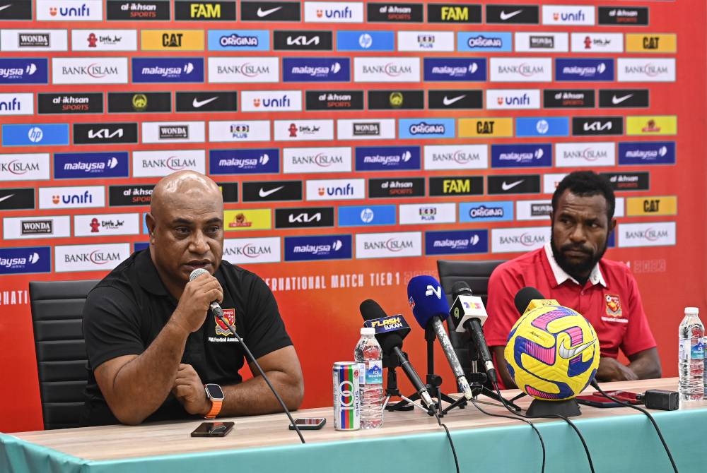 Kamake (kiri) bersama Gunemba pada sidang akhbar menjelang perlawanan persahabatan antarabangsa Malaysia menentang Papua New Guinea di Stadium Sultan Mizan Zainal Abidin, Gong Badak, malam esok.   - Foto Bernama