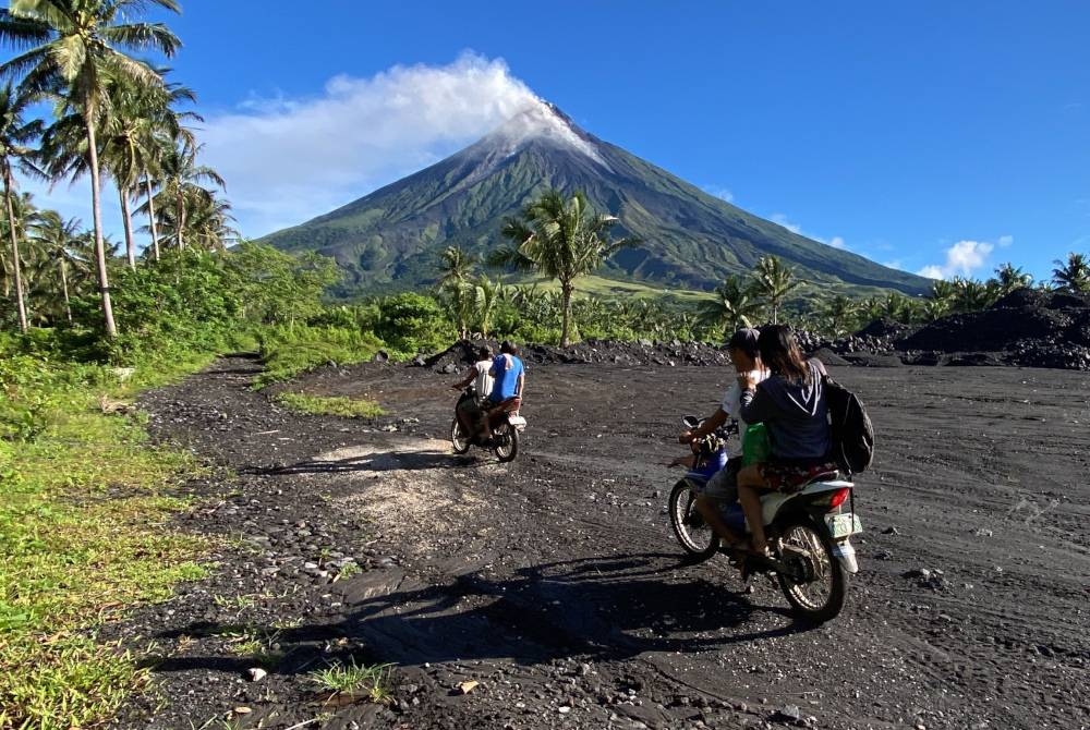 Hampir 39,000 orang terjejas akibat letusan Mayon yang bermula pada 8 Jun lepas. - Foto EPA