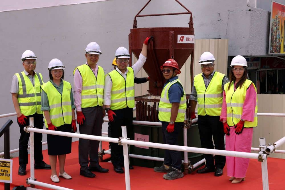 Steven (empat, kiri) menyempurnakan perasmian City Link Sky Bridge yang menghubungkan Coronation Square ke Stesen Johor Bahru Sentral pada Isnin. - Foto Bernama