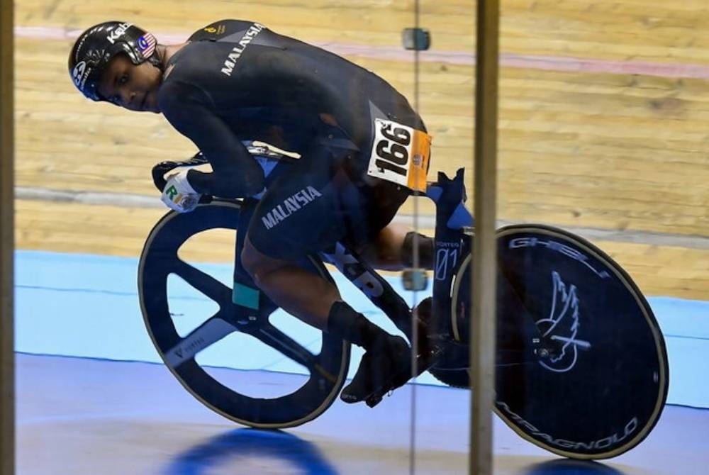 Shah Firdaus meneruskan perlumbaan dalam keadaan basikal yang rosak akibat kemalangan dalam acara Men Elite Keirin Final sempena ACC 2023 di Velodrom Nasional pada Ahad. - Foto Bernama