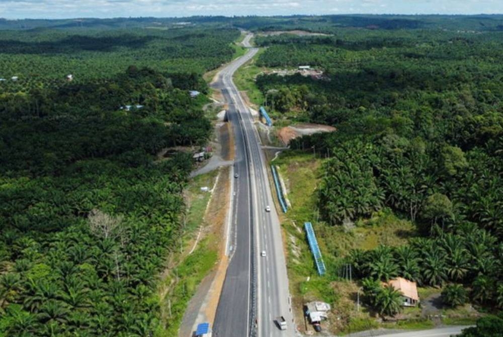 Uggah menasihatkan pemandu supaya mematuhi peraturan semasa menggunakan Lebuhraya Pan Borneo.- Foto fail Bernama