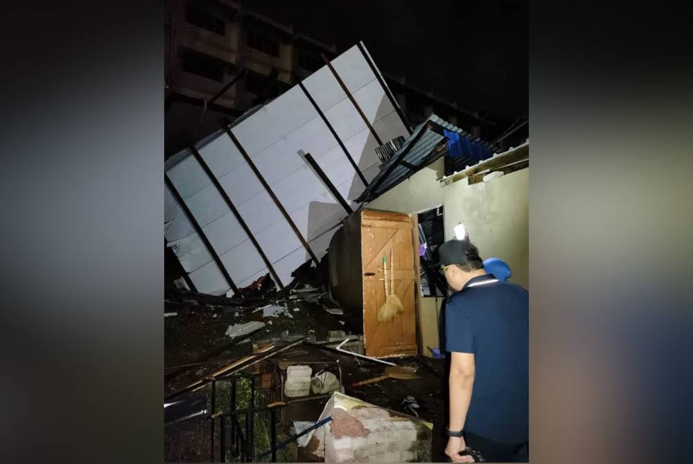 Keadaan rumah mangsa yang dihempap bumbung sekolah di Tahang Rimau di Segamat. - Foto Bomba