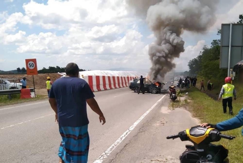 Kenderaan dinaiki empat beranak terbakar dalam kemalangan di Jalan Kulim-Baling pada Isnin.