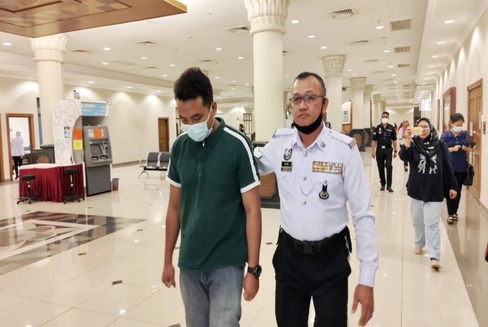 Muhammad Noor Azwan mengaku tidak bersalah di Mahkamah Trafik Khas Kuantan pada Selasa atas pertuduhan memandu secara cuai sehingga menyebabkan kematian kepada dua beradik pada 13 Jun lalu.