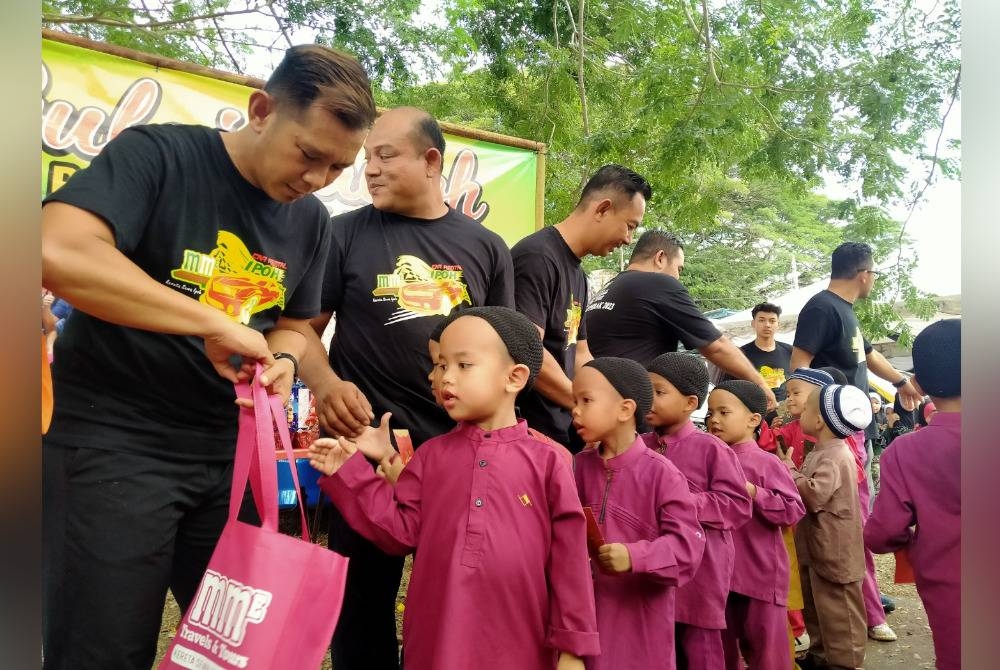 Anak-anak yatim turut diraikan dalam Majlis Kesyukuran Gulai Kawoh Anok-Anok Besut D'Perak di Pejabat Kereta Sewa MME, Tanjung Rambutan di sini.