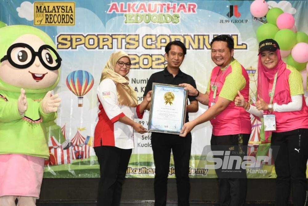 AKE menerima pengiktirafan Malaysia Book of Records melalui penganjuran AKE Sports Carnival 2023 sambil disaksikan oleh Adam Adli (tiga dari kanan). - Foto MOHD RAFIQ REDZUAN HAMZAH