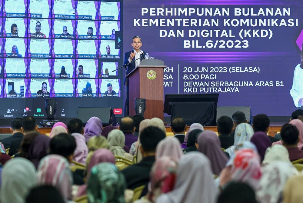 Menteri Komunikasi dan Digital, Fahmi Fadzil menyampaikan ucapan pada Perhimpunan Bulanan Kementerian Komunikasi dan Digital (KKD) di kementerian itu, hari ini.
--fotoBERNAMA (2023) HAK CIPTA TERPELIHARA